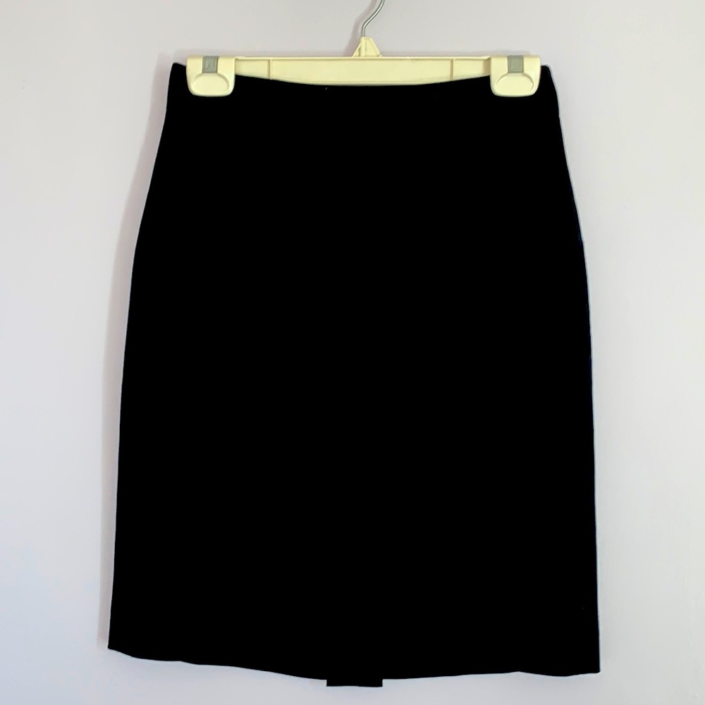 Banana Republic black, back slit skirt, back zipper, fully lined, size 2